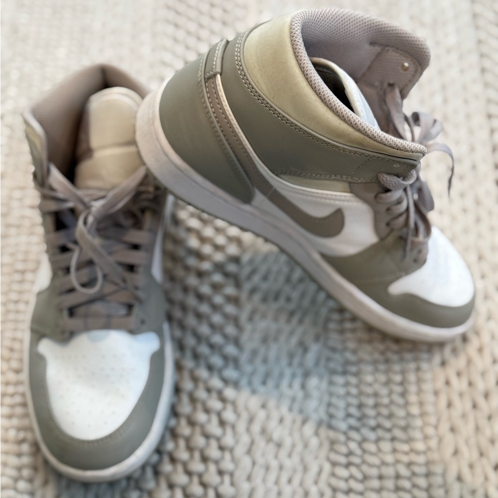 Air Jordan 1 Mid linen Nike High-Top Sneakers in college Gray and White